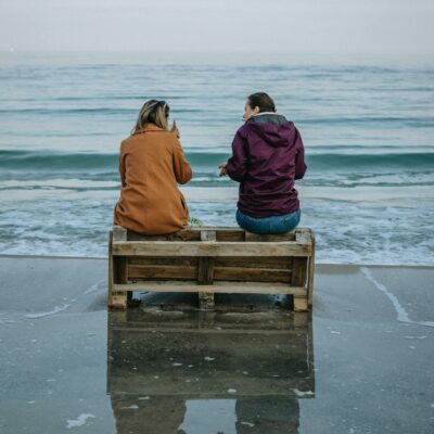 Twee mensen aan zee - Contact en in gesprek